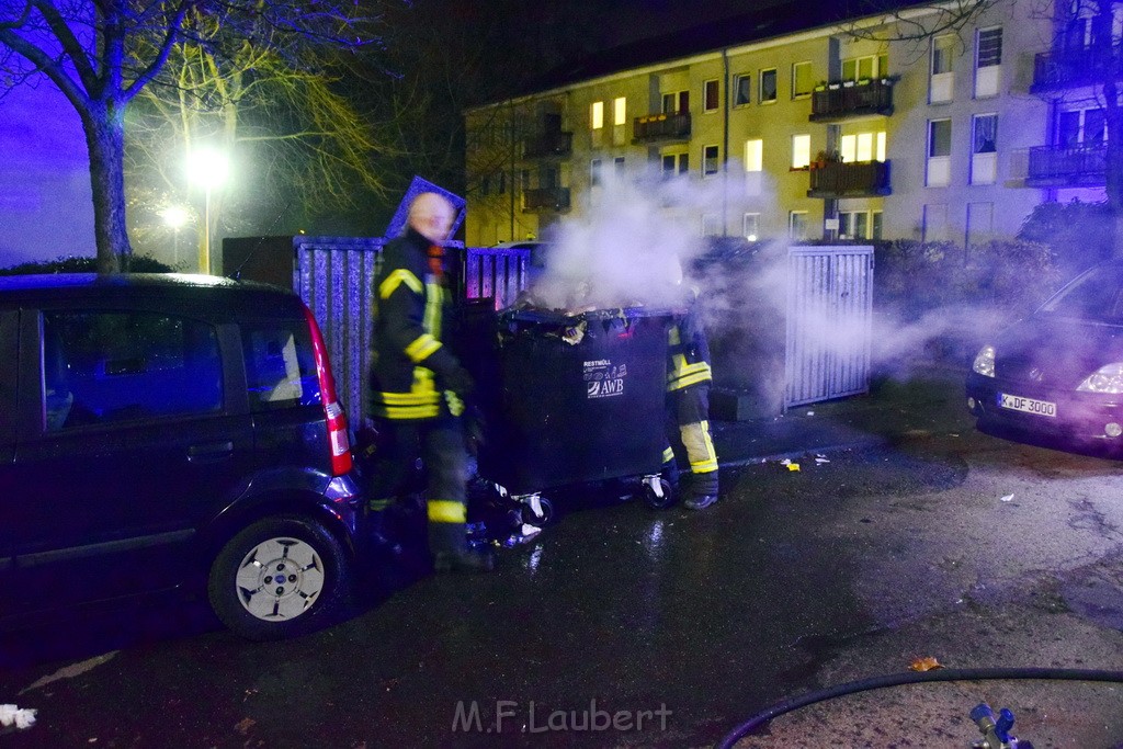 Erneut Muelltonnenbraende Koeln Vingst Ansbacherstr P05.JPG - Miklos Laubert